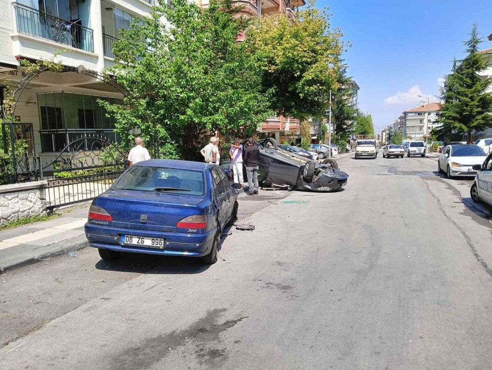 Önce yayaya, sonra iki araca çarpan otomobil takla attı: 2 yaralı