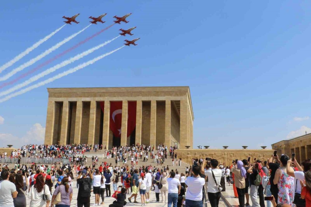 Türk Yıldızları’ndan Anıtkabir saygı uçuşu