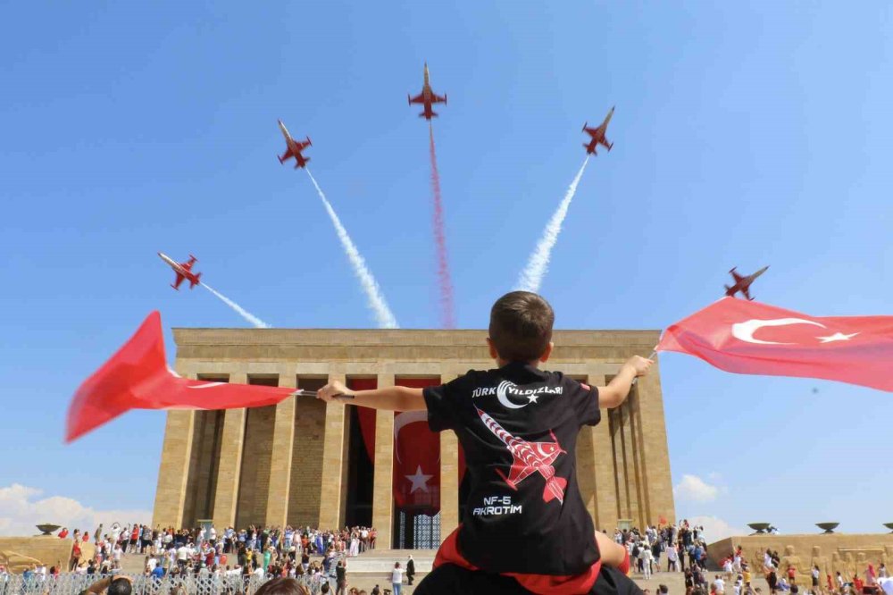 Türk Yıldızları’ndan Anıtkabir saygı uçuşu