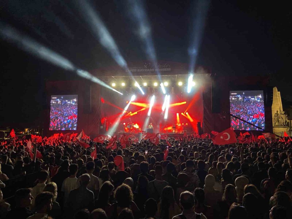 Milli Bayrama LGBT destekçisi şarkıcı konseri