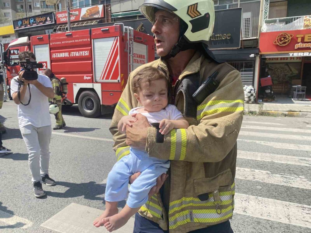 Yangında can pazarı: Camda kurtarılmayı beklediler