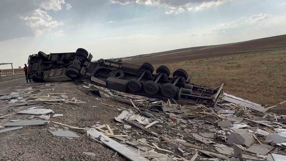 Konya plakalı tır, Aksaray-Nevşehir karayolunda devrildi