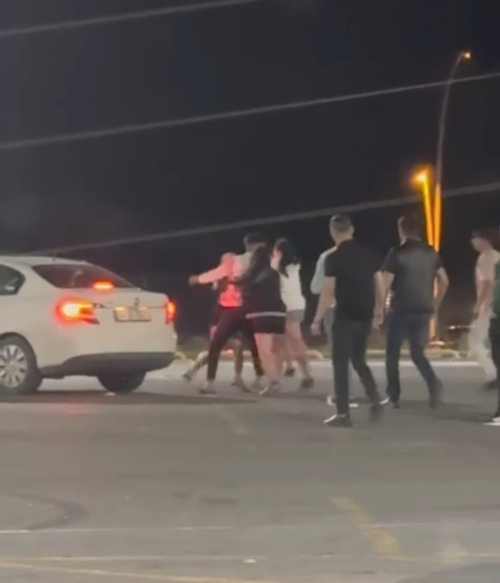 Akyokuş'ta genç kızların tekme tokat kavgası kamerada