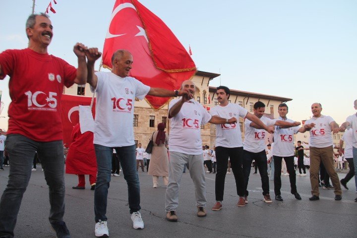 1058 kişi aynı anda halay çekti