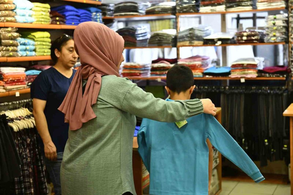 Ankara Büyükşehir'den Eğitime Büyük Destek: 10 Bin Öğrenciye Kıyafet Yardımı