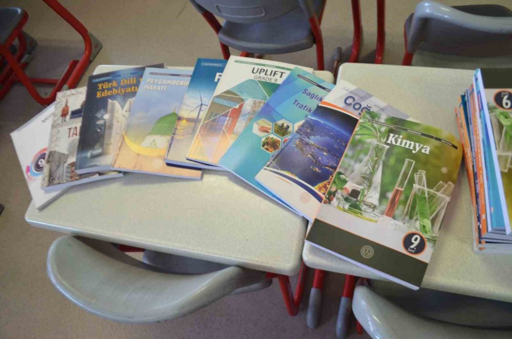 Yeni Müfredata Uygun Ücretsiz Ders Kitapları Dağıtıldı