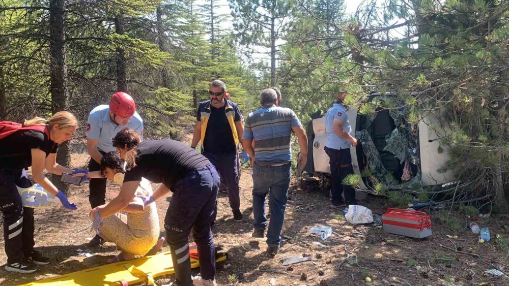 Mersin'den Konya'ya gelen araç yolda devrildi: 5 yaralı