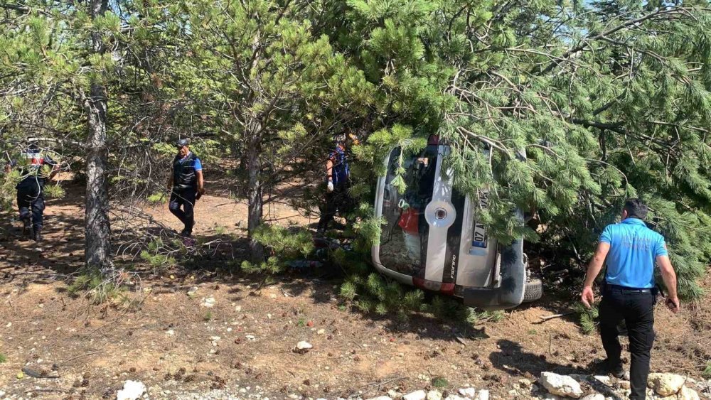 Mersin'den Konya'ya gelen araç yolda devrildi: 5 yaralı