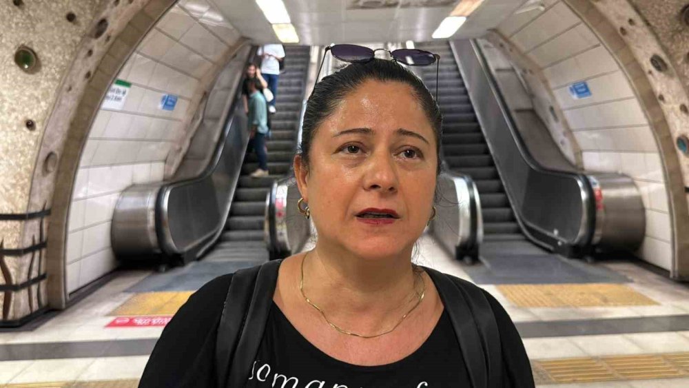 Yürüyen merdiven ikiye ayrıldı: Vatandaşlar büyük panik yaşadı