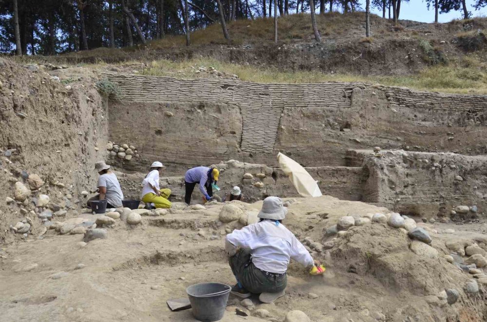 9 Bin Yıllık Yumuktepe Höyüğü’nde Hitit Dönemi Sur İzleri Bulundu