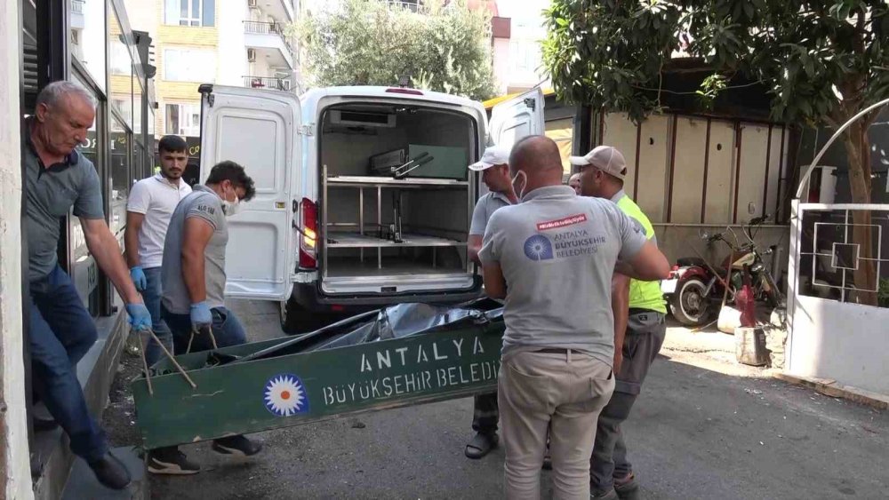 Çalıştığı işyerinin mutfağında ölü olarak bulundu