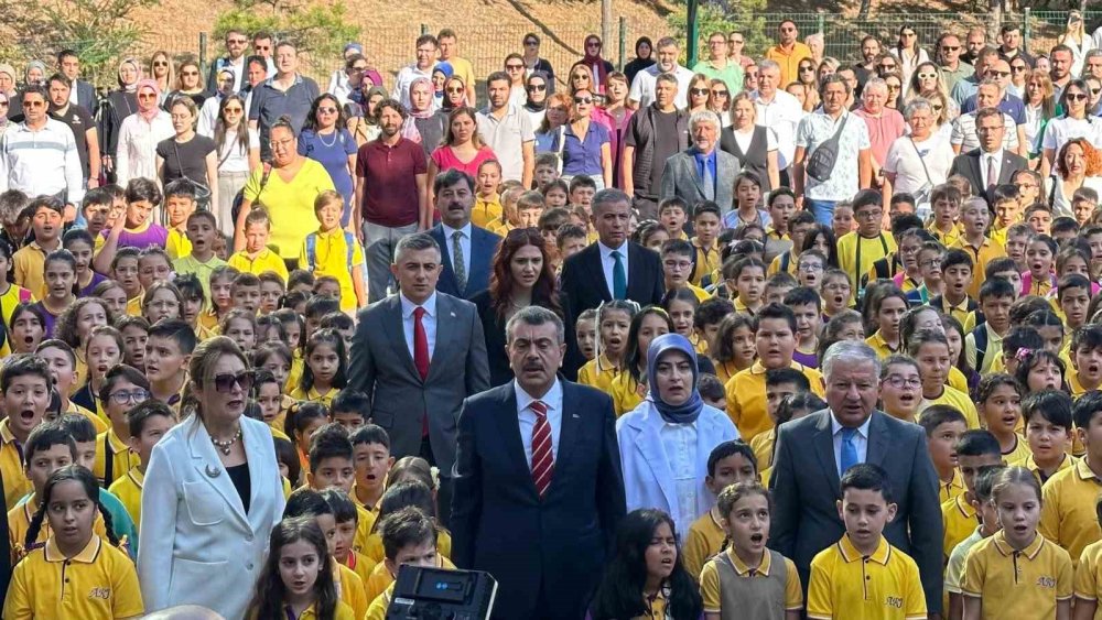 İlk ders zilini Bakan Tekin çaldı