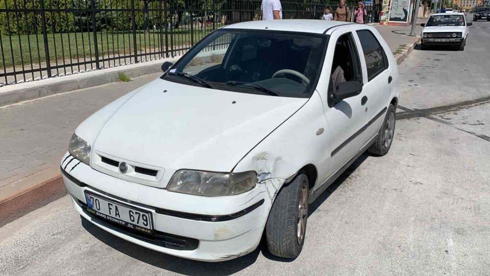 Kontrolden çıkan otomobil aydınlatma direğini devirdi