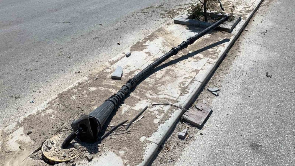 Kontrolden çıkan otomobil aydınlatma direğini devirdi