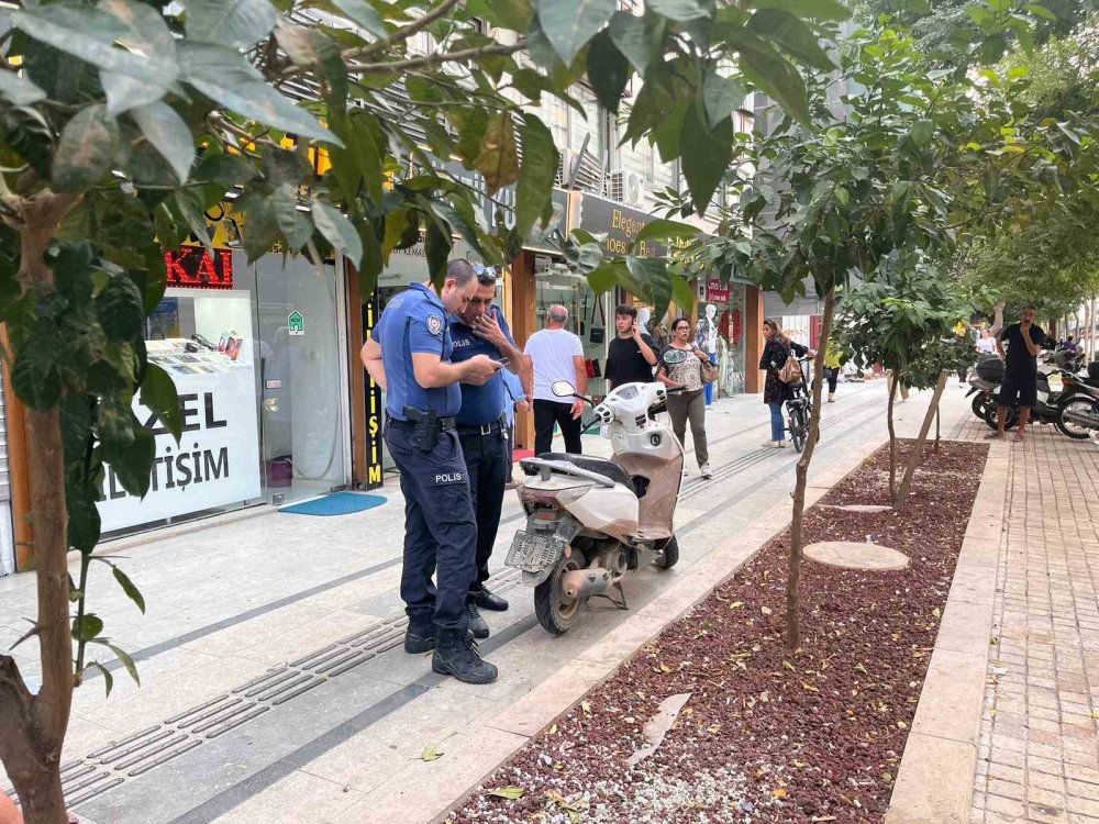 Kurşun Geçirmez Cam Soyguncuyu Engelledi: O Anlar Kamerada