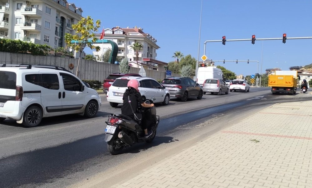 Alanya'nın yolları yağlandı, trafik birbirine girdi