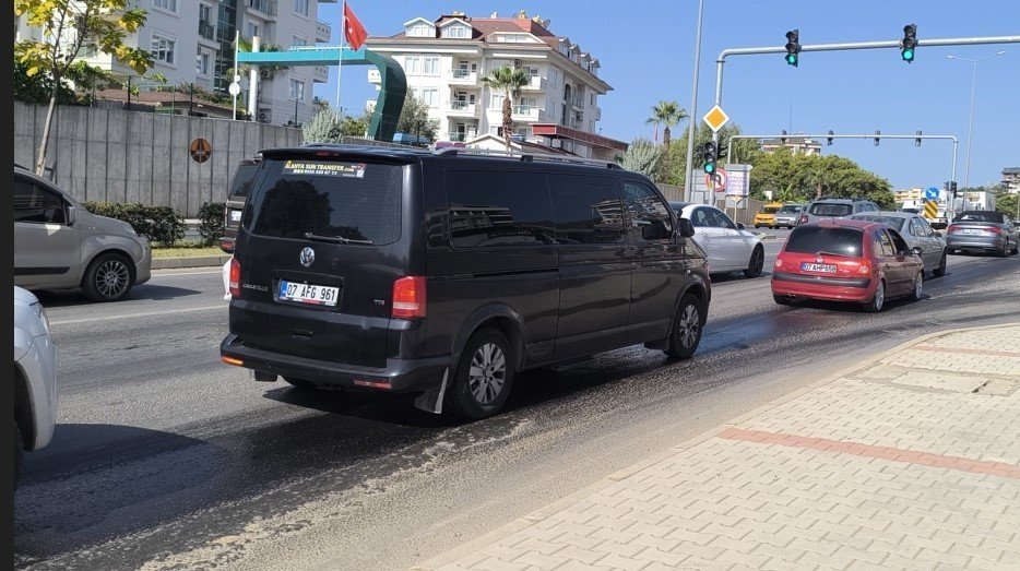 Alanya'nın yolları yağlandı, trafik birbirine girdi