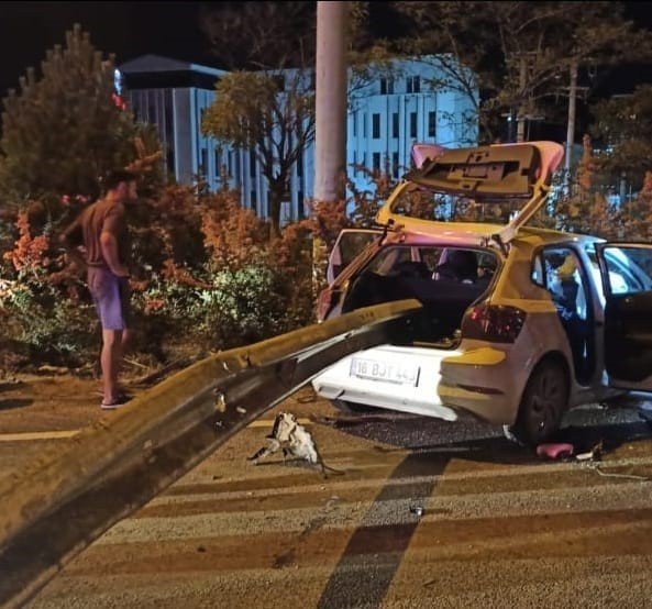 Bursa-Ankara karayolunda akıl almaz kaza: Bariyerlere saplandı