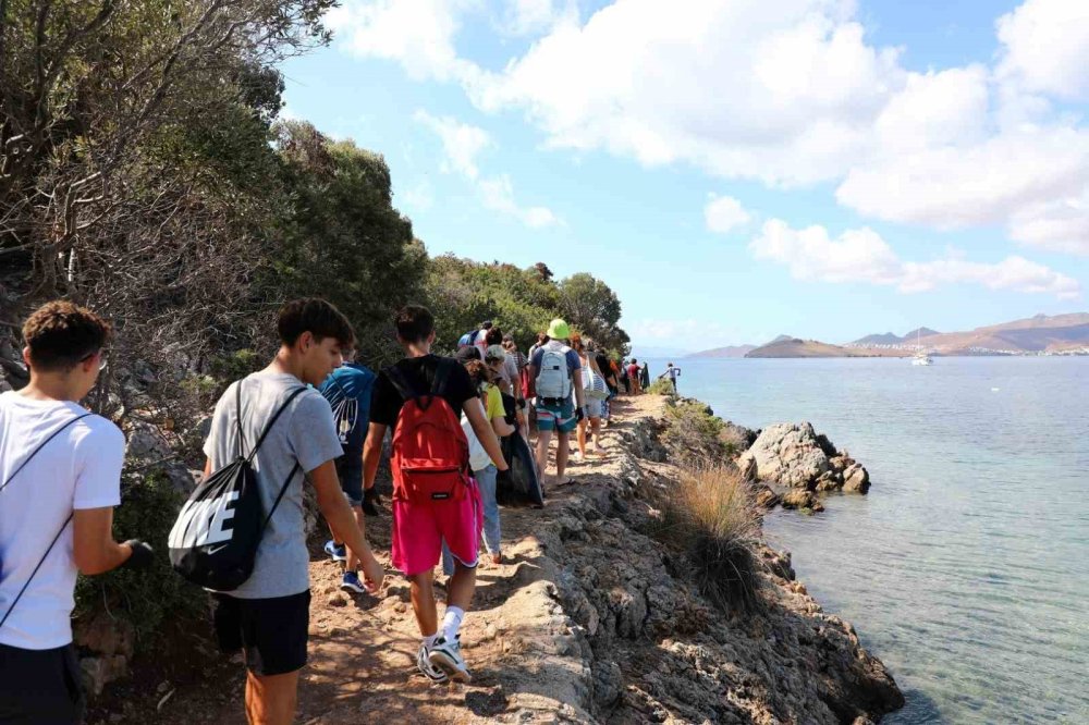 Erasmus Öğrencileri Bitez Sahilinde Kapsamlı Temizlik Yaptı