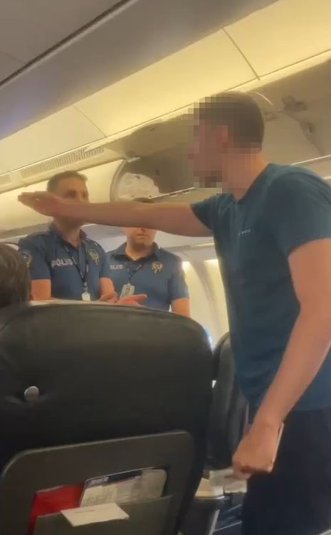 10 bin TL'ye bilet aldığını söyleyerek uçakta bağırmaya başladı