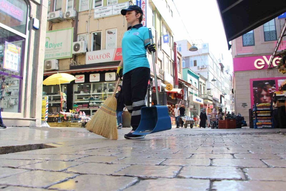 Kadın Temizlik Görevlileri İş Başında