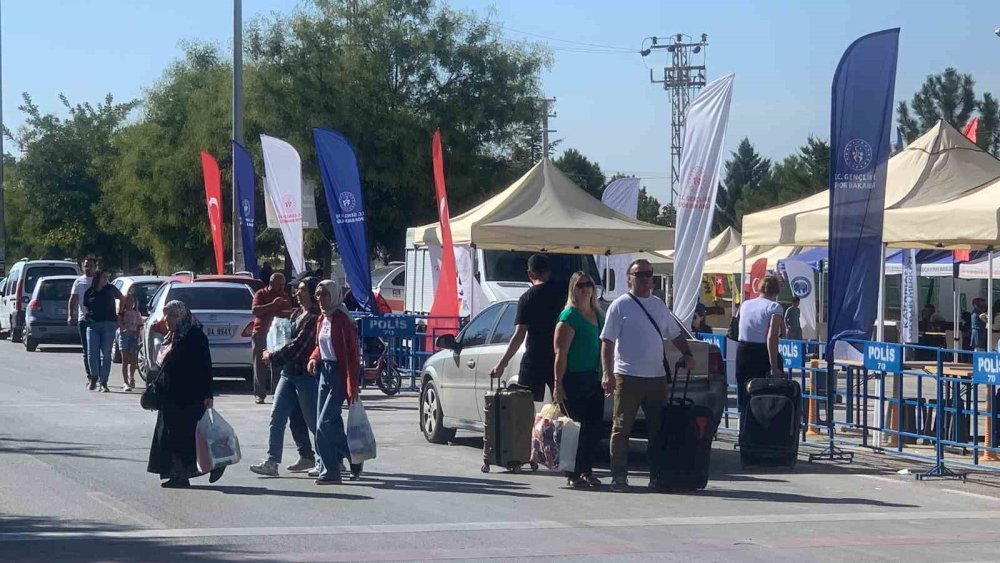 Öğrenciler ve Aileleri Karaman'da Yoğunluk Oluşturdu