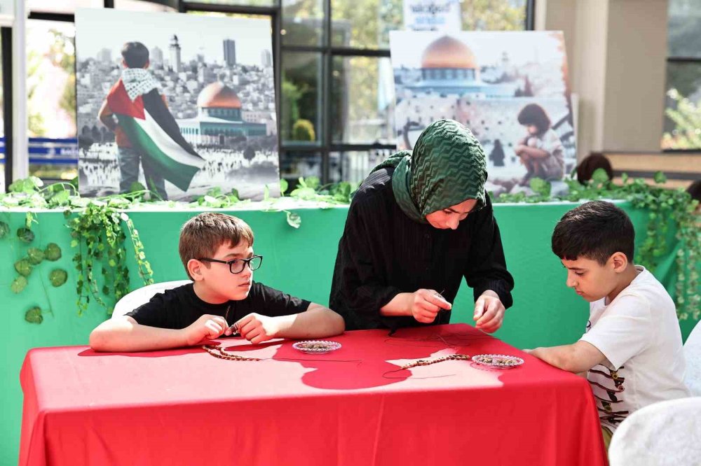 Gazze’deki zeytin ağacı katliamına anlamlı protesto: Zeytin çekirdeğinden tespih yaptılar