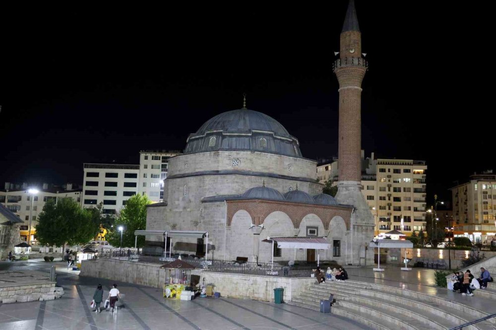 Tarihi Kent Meydanı'nın Aydınlatma Projesi Tamamlanmayı Bekliyor