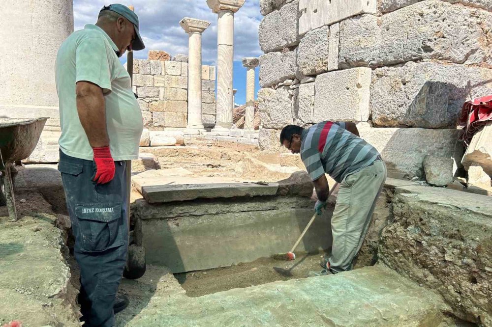 Selçuk'ta Romalı Gladyatöre Ait Lahit ve Kilise Kalıntıları Bulundu