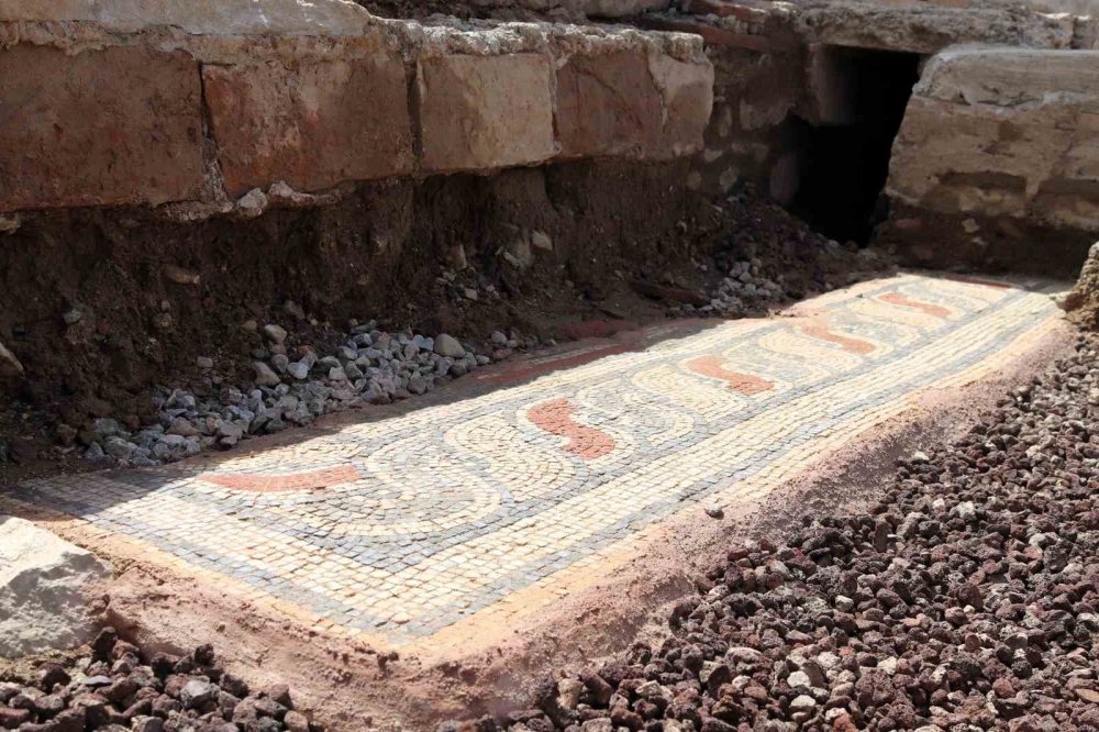 Selçuk'ta Romalı Gladyatöre Ait Lahit ve Kilise Kalıntıları Bulundu