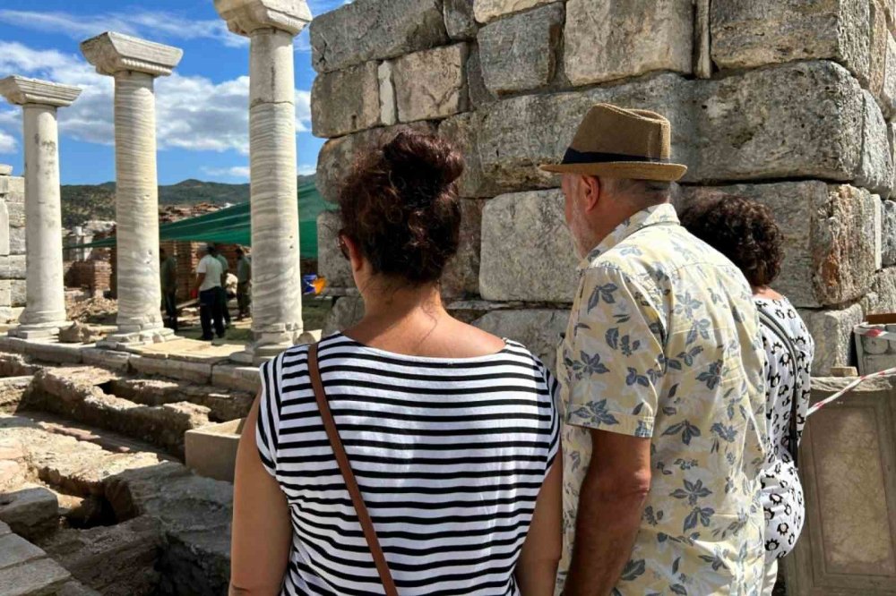 Selçuk'ta Romalı Gladyatöre Ait Lahit ve Kilise Kalıntıları Bulundu