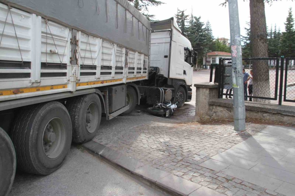 Beyşehir’de kaza: Çarptığı tırın altında sürüklendi