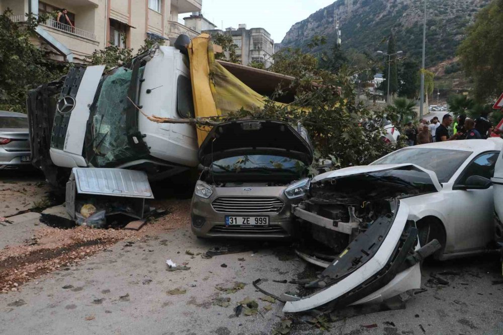 Hafriyat Kamyonu 7 Aracı Biçti: Ortalık Savaş Alanına Döndü