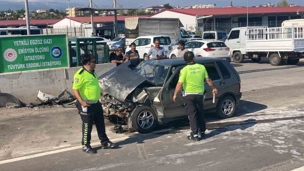 Muayene sırası bekleyen araçlara otomobil çarptı