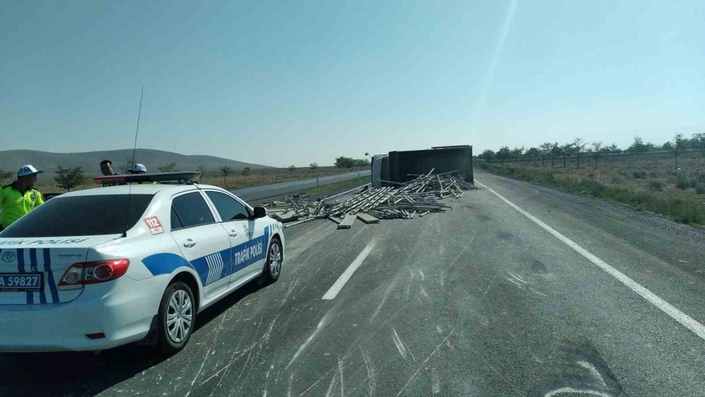 Lastiği patlayan kamyonet devrildi: 2 yaralı