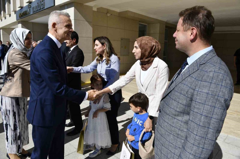 Karaman'ın Yeni Valisi Çiçekli Görevine Başladı