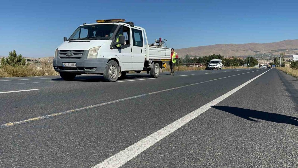 Sürücüleri Yanıltan Eski Yol Çizgileri Siliniyor