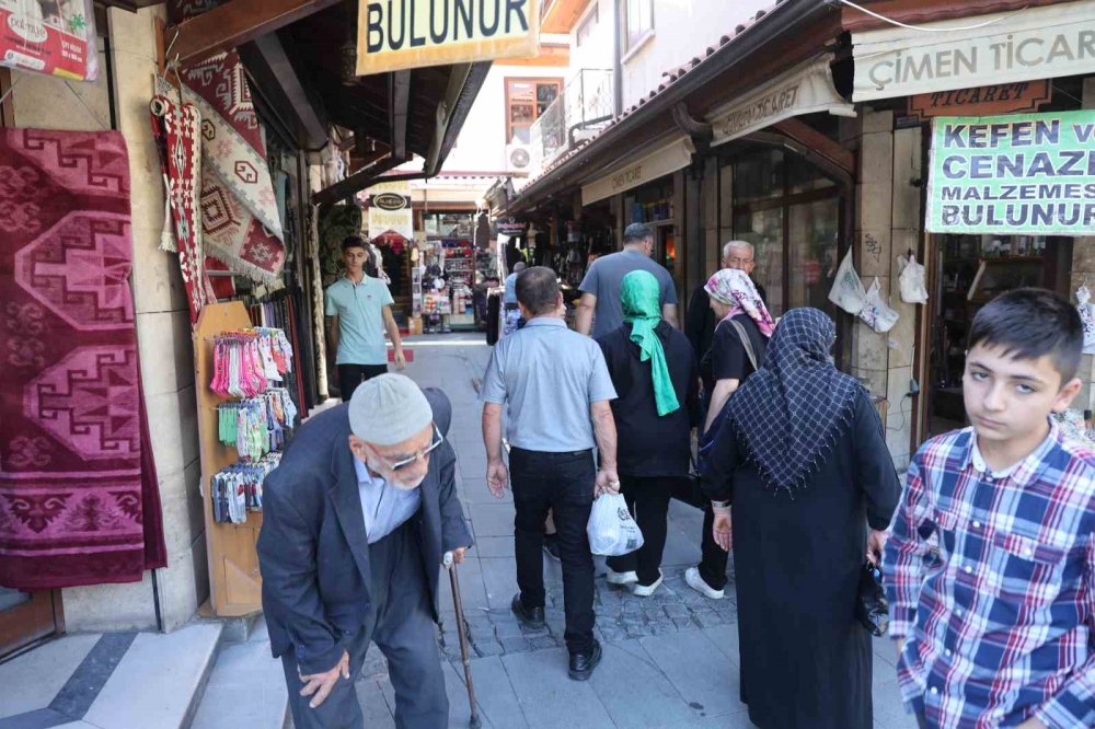 Konya'nın En Kısa Sokağı: Muallim Naci Sokak 15 Adımda Bitiyor