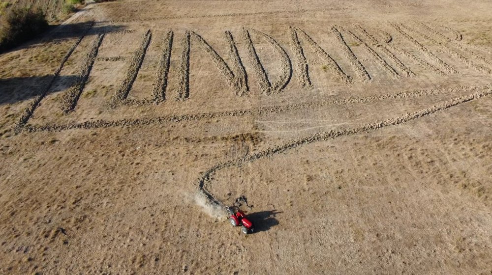 Traktörüyle tarlasına Funda Arar yazan çiftçi amacına ulaştı