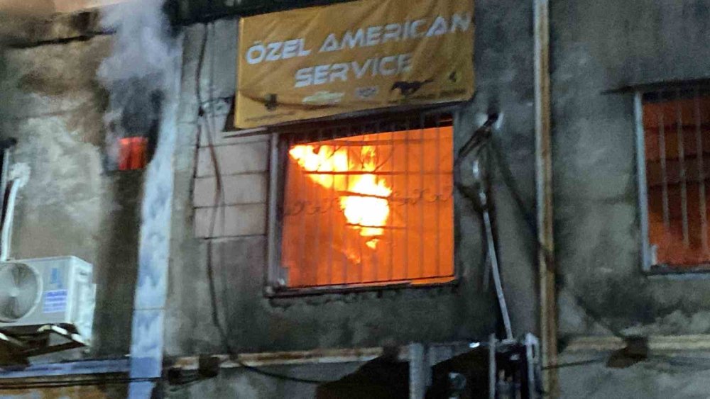 2 Dükkan ve 3 Araba Yandı Tek Teselli Kurtarılan Muhabbet Kuşları Oldu