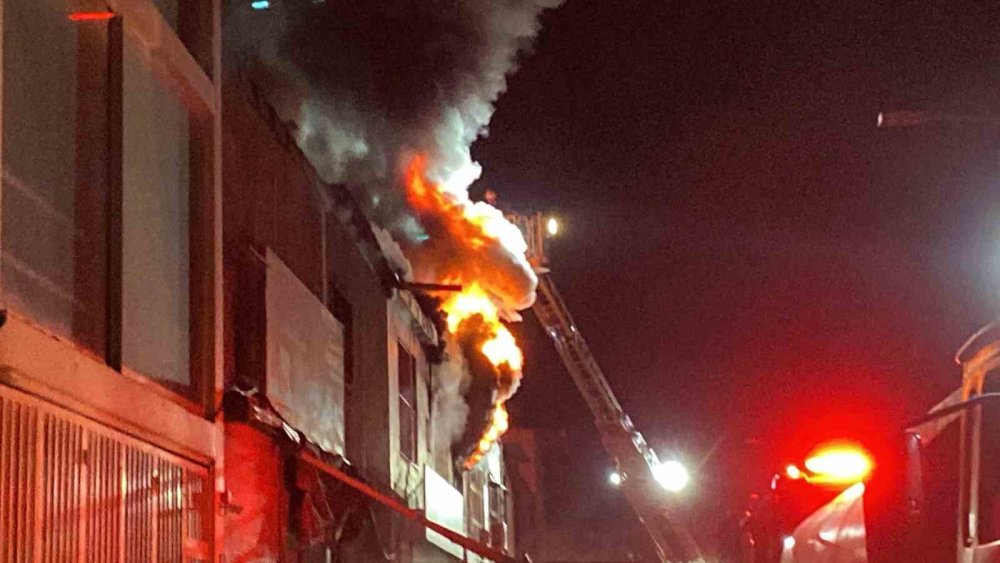 2 Dükkan ve 3 Araba Yandı Tek Teselli Kurtarılan Muhabbet Kuşları Oldu