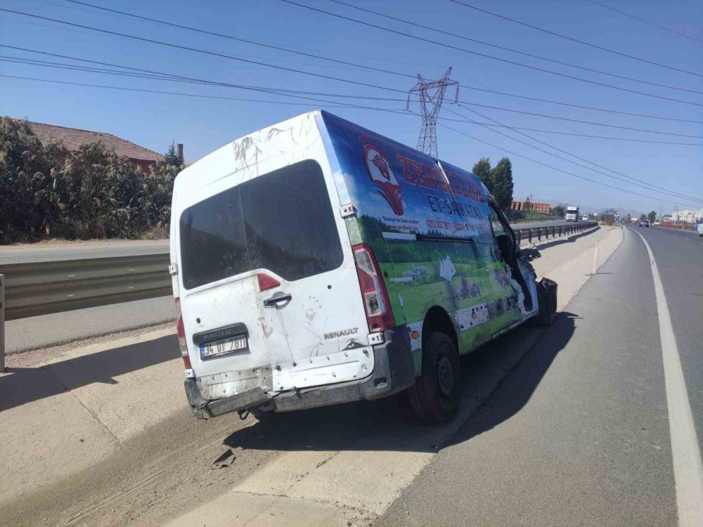 Minibüsün kapısı Tırın dorsesinde kaldı