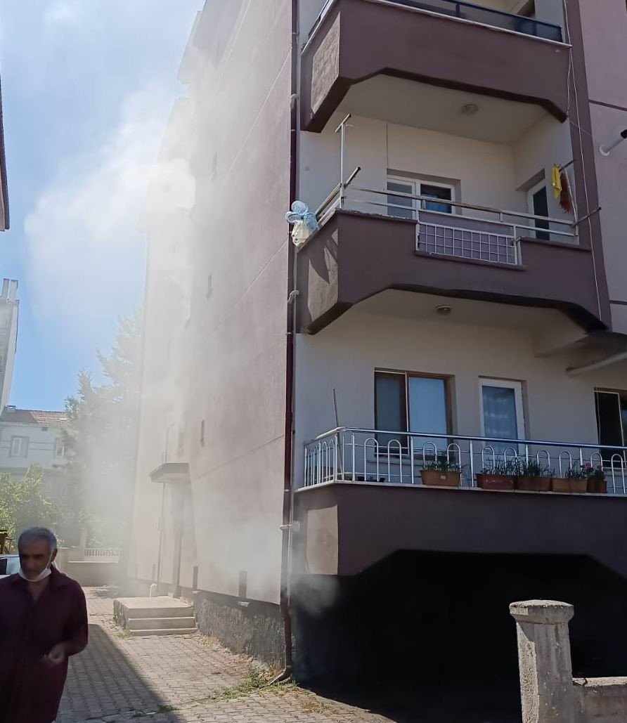 Beyşehir'de 4 katlı apartmanın bodrumunda yangın paniği
