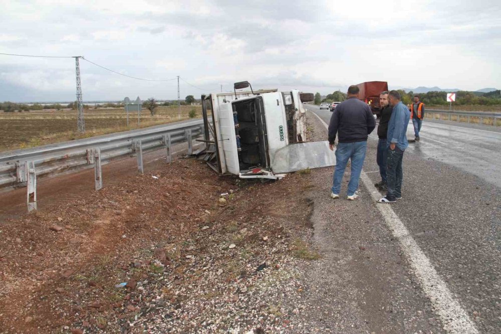 Beyşehir Kaymakam Virajı'nda kamyonet devrildi: 5 yaralı