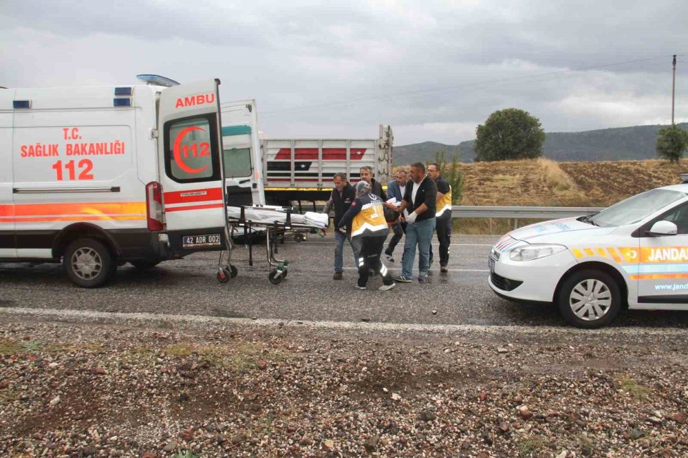 Beyşehir Kaymakam Virajı'nda kamyonet devrildi: 5 yaralı