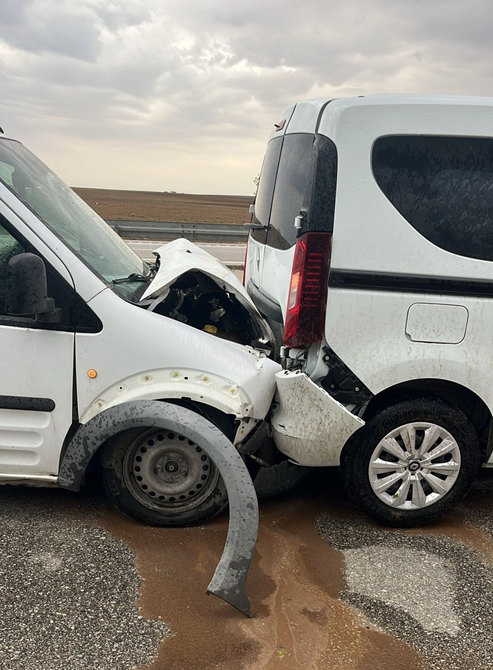 Konya-Ankara Karayolunda Toz Fırtınası ve Yağmur Zincirleme Kazaya Neden Oldu