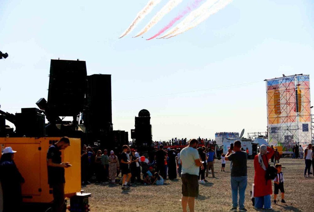 Türk Yıldızları TEKNOFEST'te nefes kesti