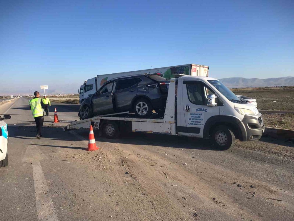 Ereğli'de İşçi Servisi ile Otomobil Çarpıştı: 2'si bebek, 10 Yaralı