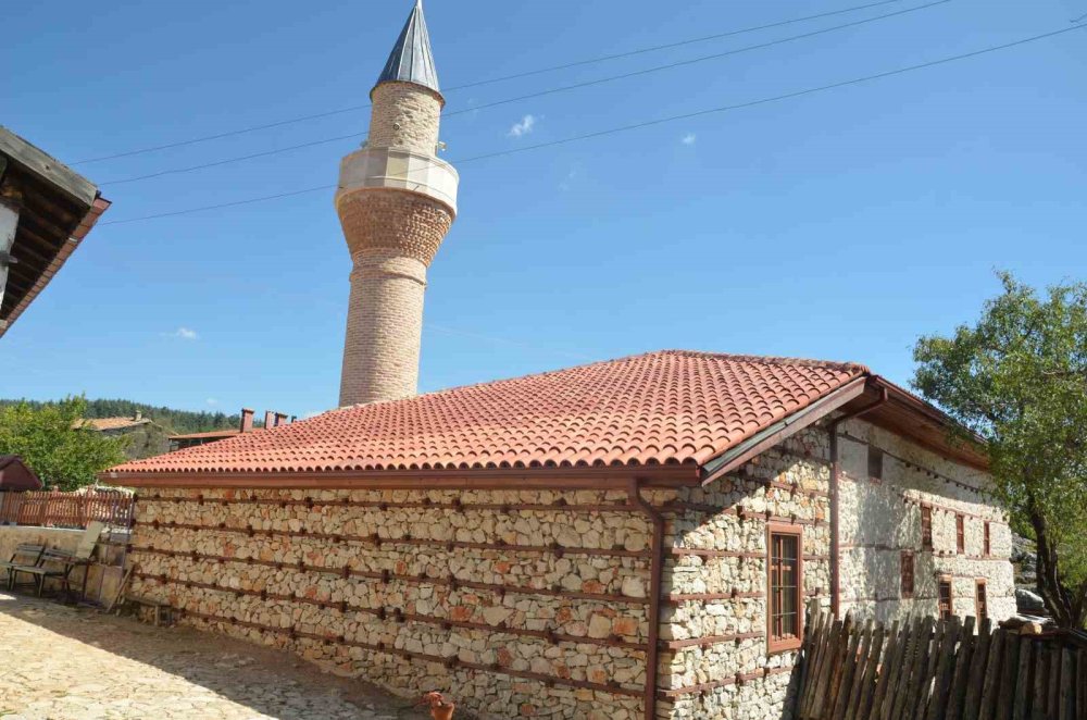 Akseki'nin yıllara meydan okuyan camisi: Sarıhacılar