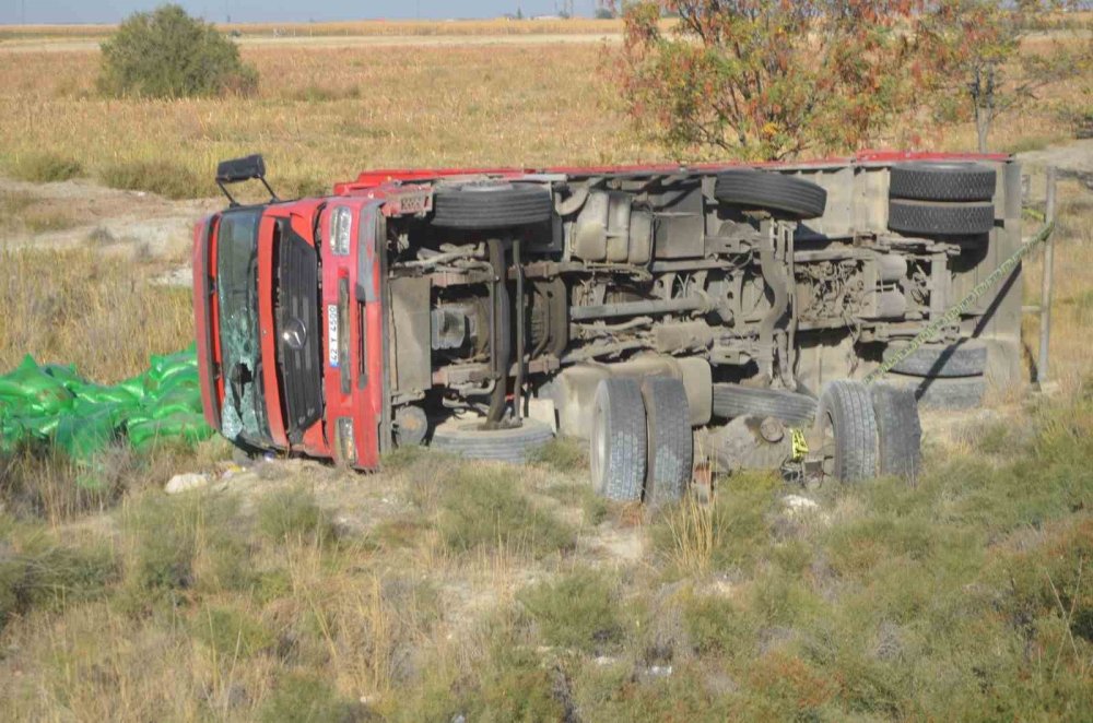 Ereğli'de devrilen yem yüklü kamyonun sürücüsü ağır yaralandı